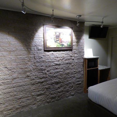 פנגואיץ' Canyon Lodge Motel מראה חיצוני תמונה