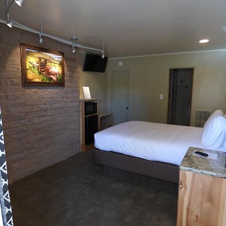 פנגואיץ' Canyon Lodge Motel מראה חיצוני תמונה