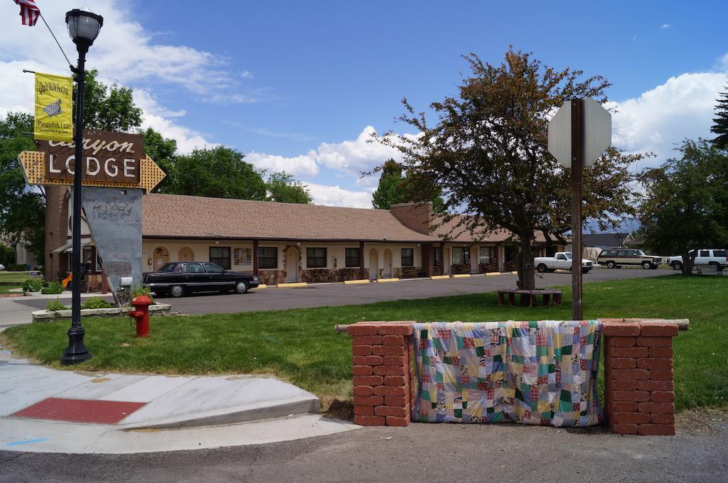 פנגואיץ' Canyon Lodge Motel מראה חיצוני תמונה