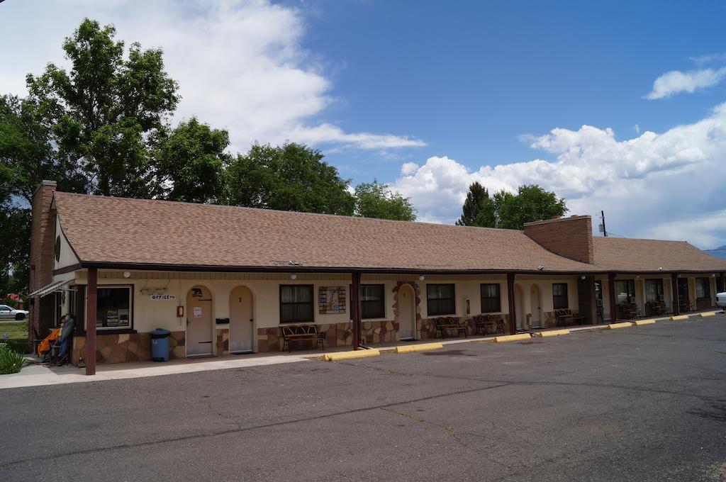 פנגואיץ' Canyon Lodge Motel מראה חיצוני תמונה