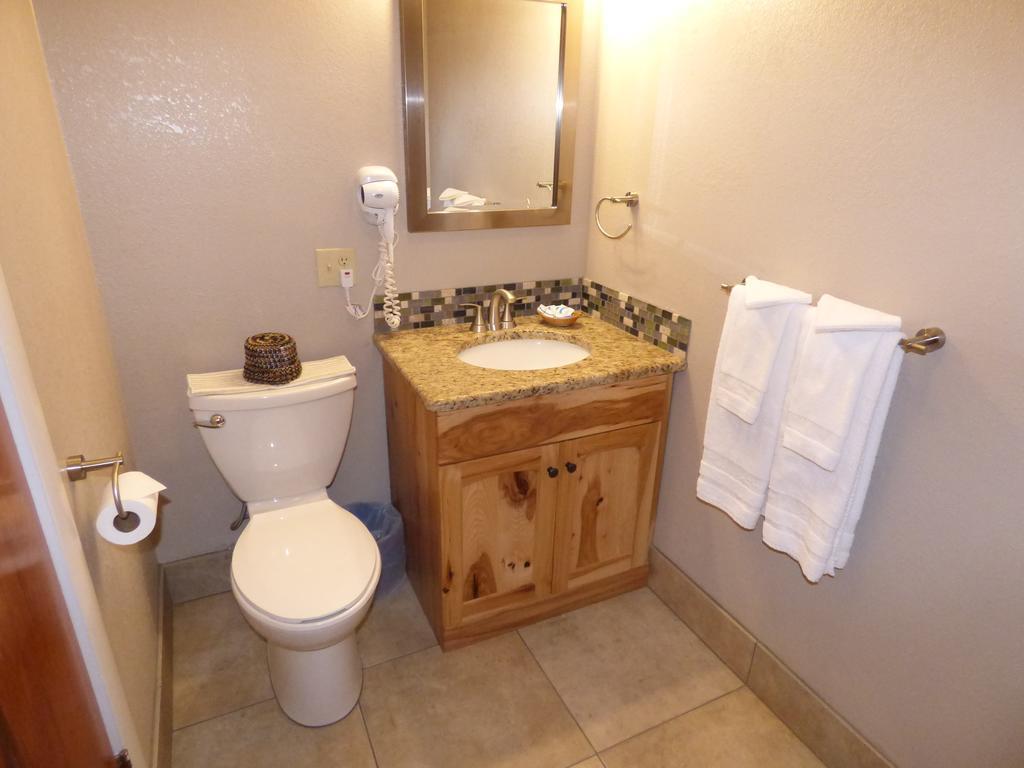 פנגואיץ' Canyon Lodge Motel מראה חיצוני תמונה