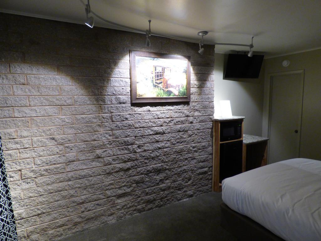 פנגואיץ' Canyon Lodge Motel מראה חיצוני תמונה
