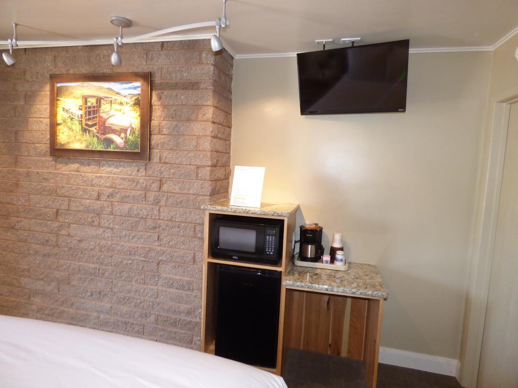 פנגואיץ' Canyon Lodge Motel מראה חיצוני תמונה