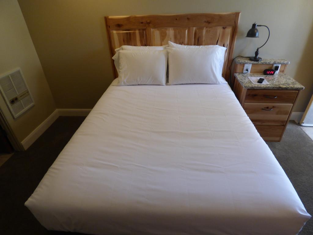 פנגואיץ' Canyon Lodge Motel מראה חיצוני תמונה