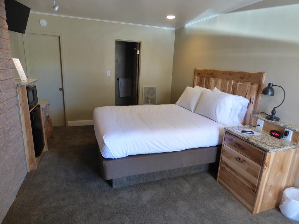 פנגואיץ' Canyon Lodge Motel מראה חיצוני תמונה