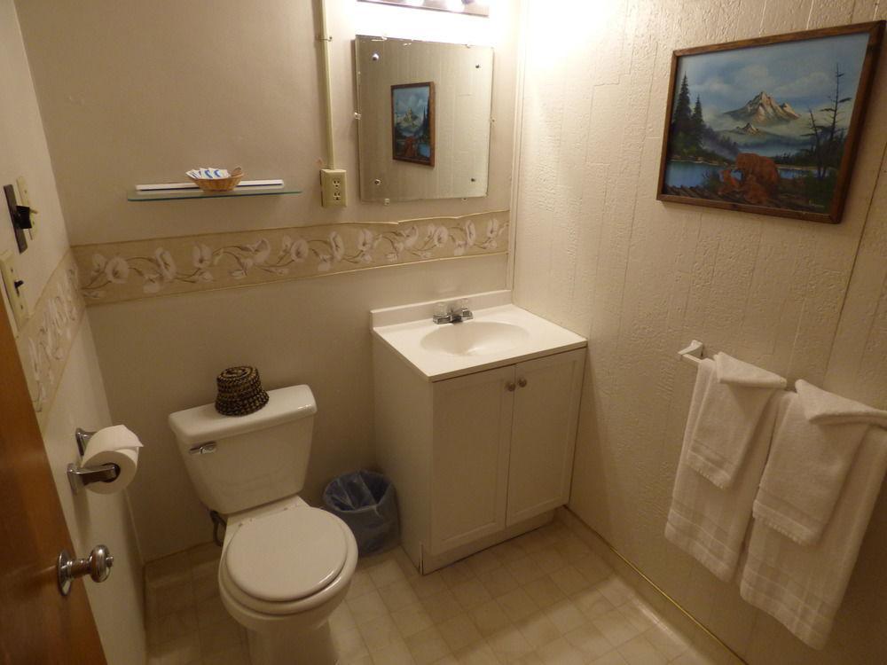 פנגואיץ' Canyon Lodge Motel מראה חיצוני תמונה