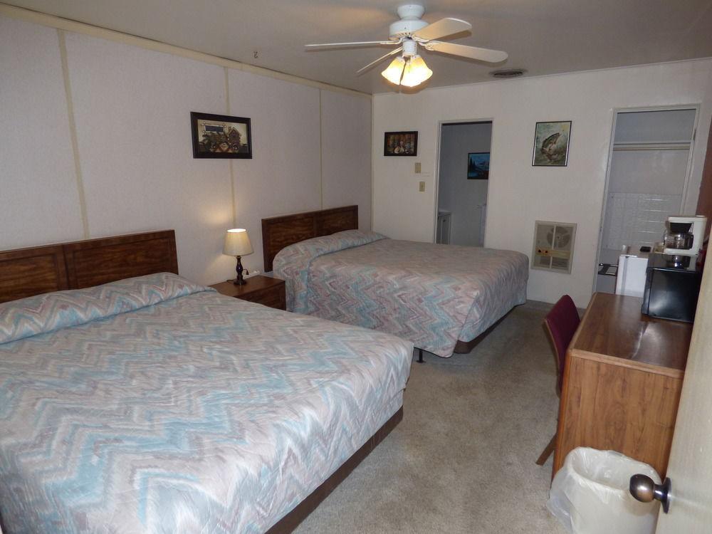 פנגואיץ' Canyon Lodge Motel מראה חיצוני תמונה