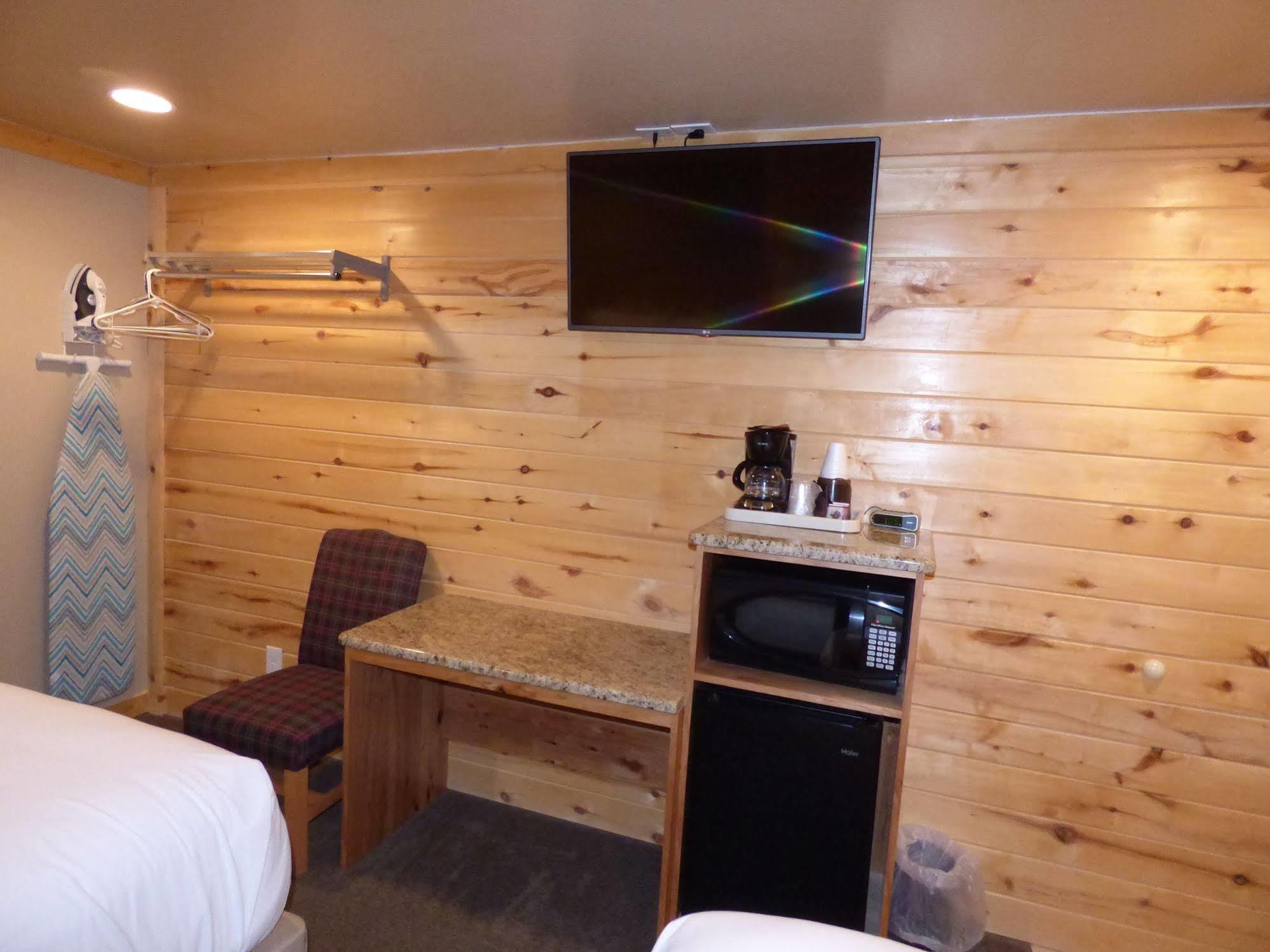 פנגואיץ' Canyon Lodge Motel מראה חיצוני תמונה