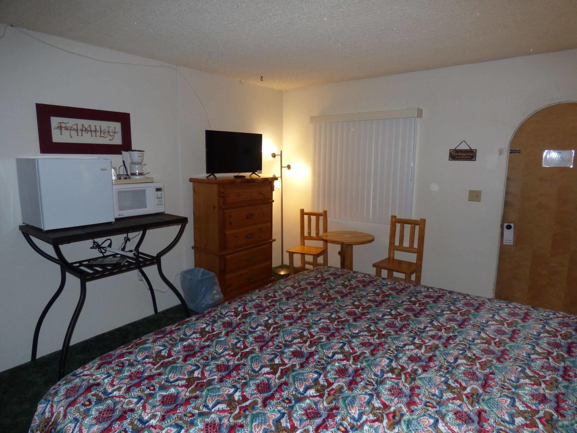 פנגואיץ' Canyon Lodge Motel מראה חיצוני תמונה