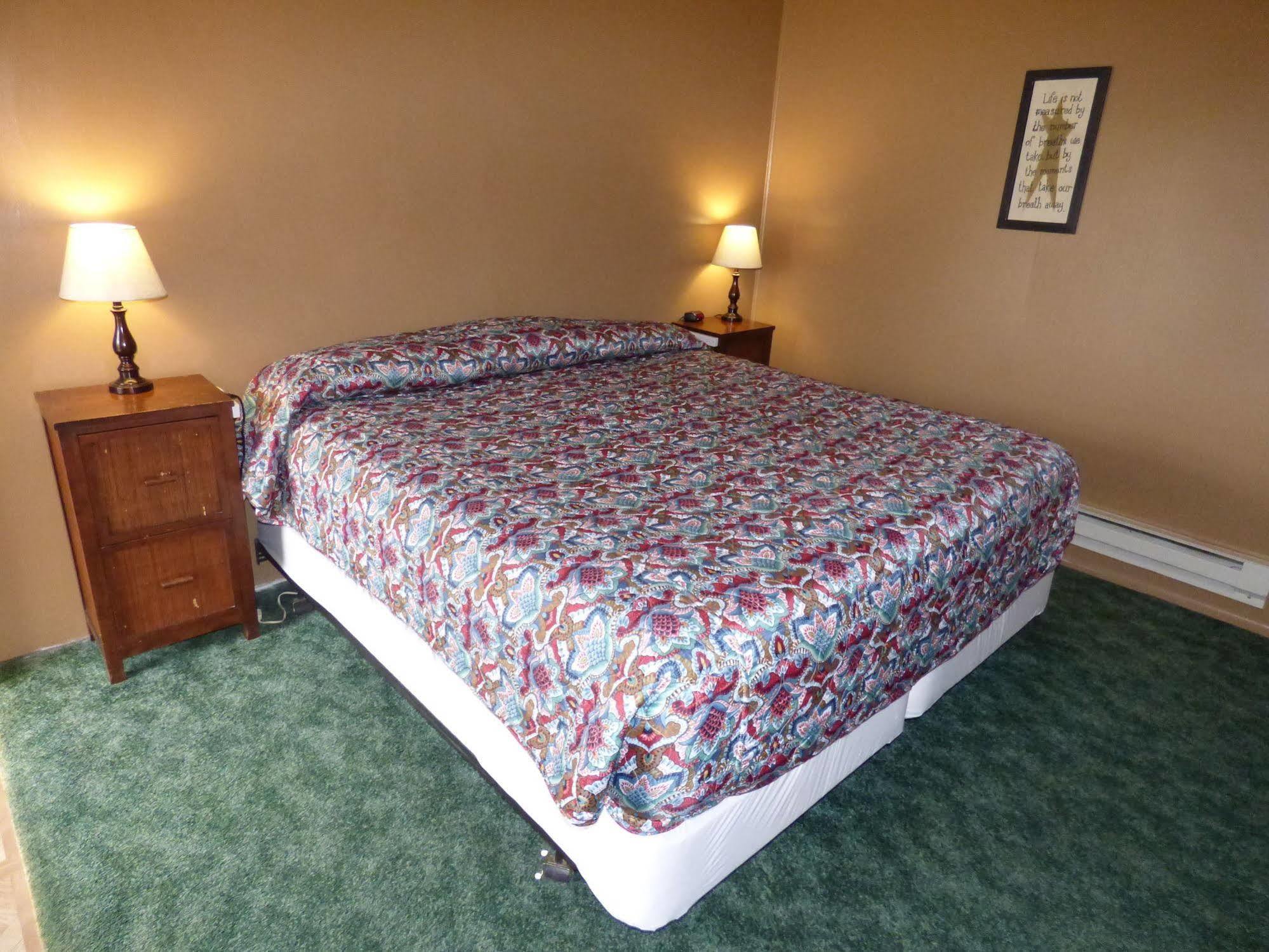 פנגואיץ' Canyon Lodge Motel מראה חיצוני תמונה