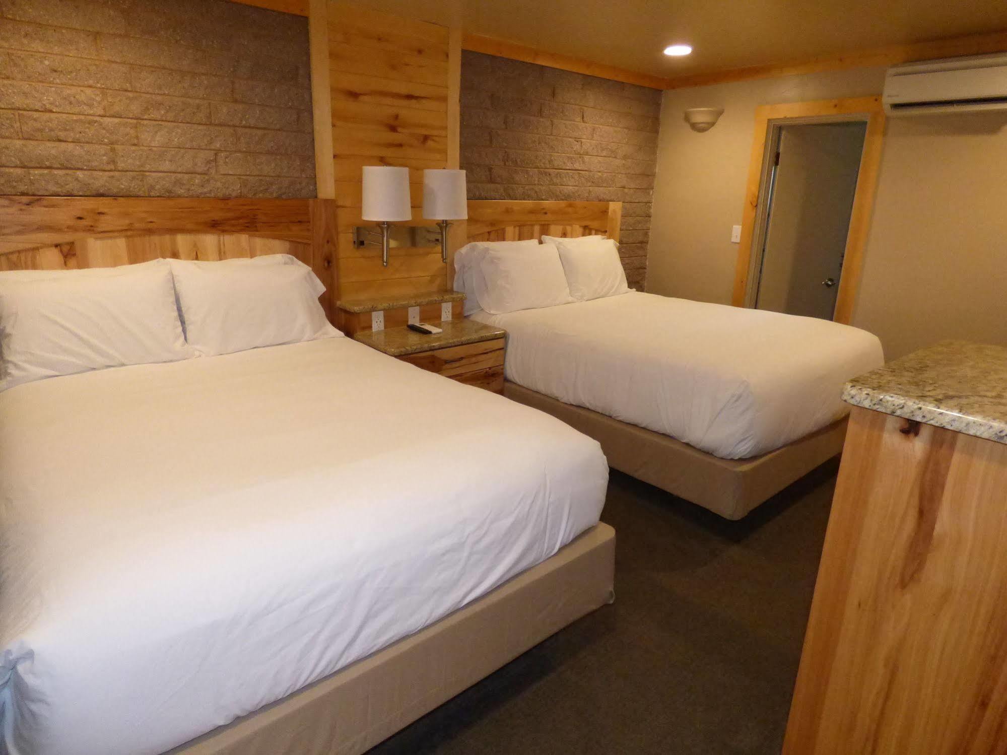 פנגואיץ' Canyon Lodge Motel מראה חיצוני תמונה