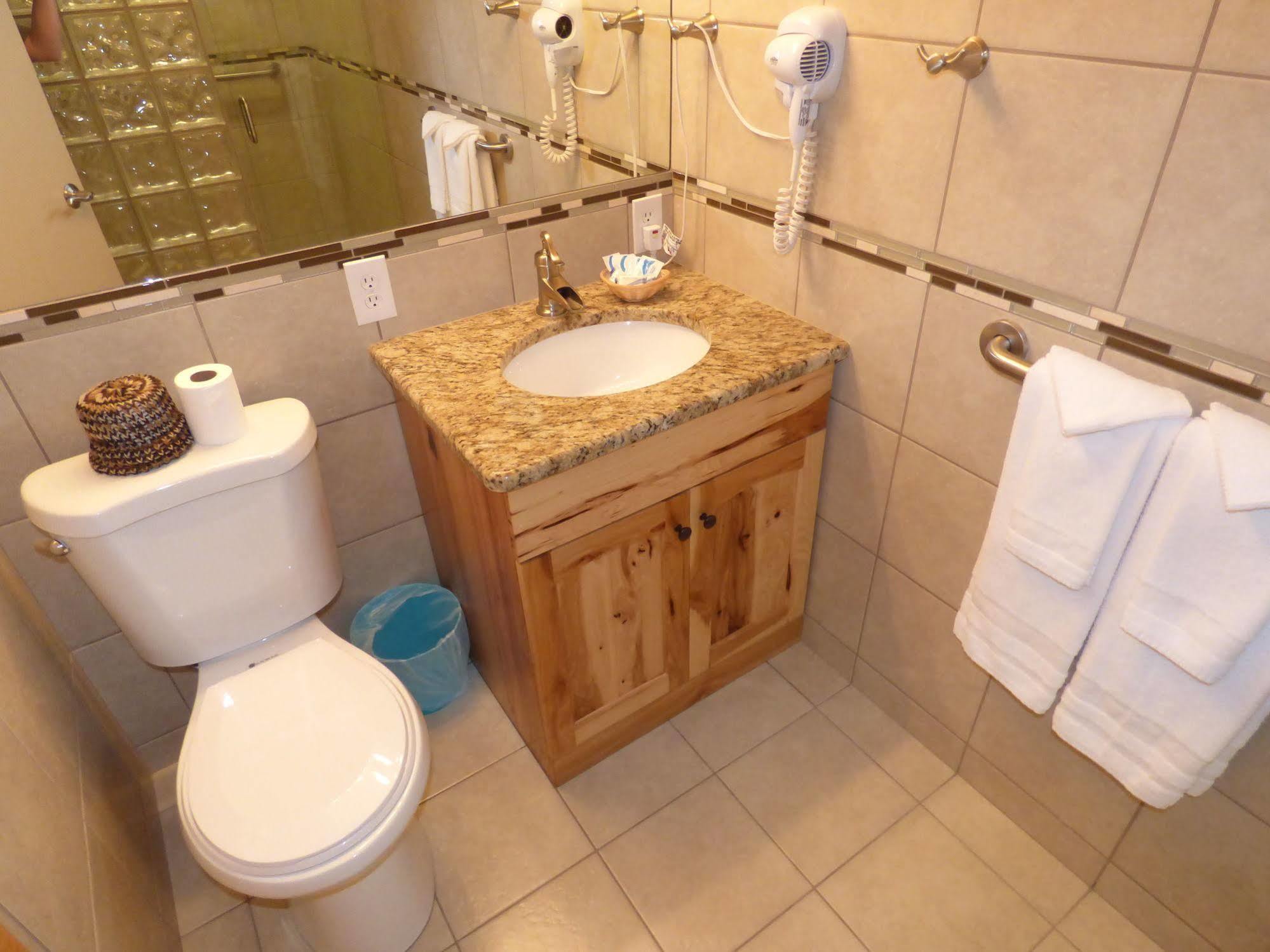 פנגואיץ' Canyon Lodge Motel מראה חיצוני תמונה