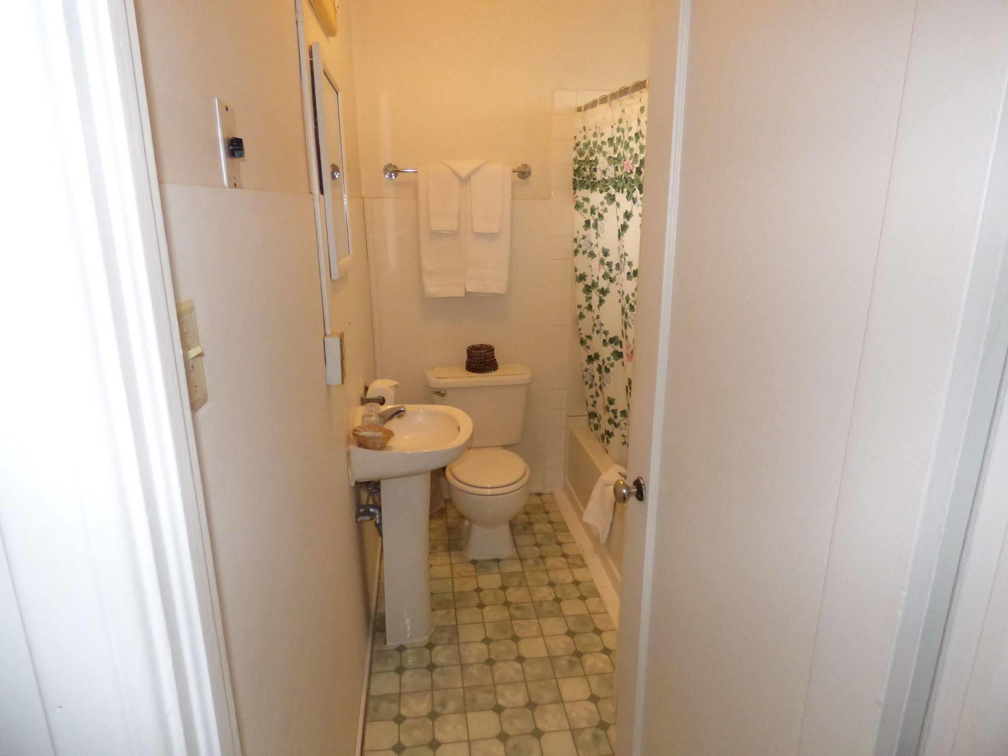פנגואיץ' Canyon Lodge Motel מראה חיצוני תמונה