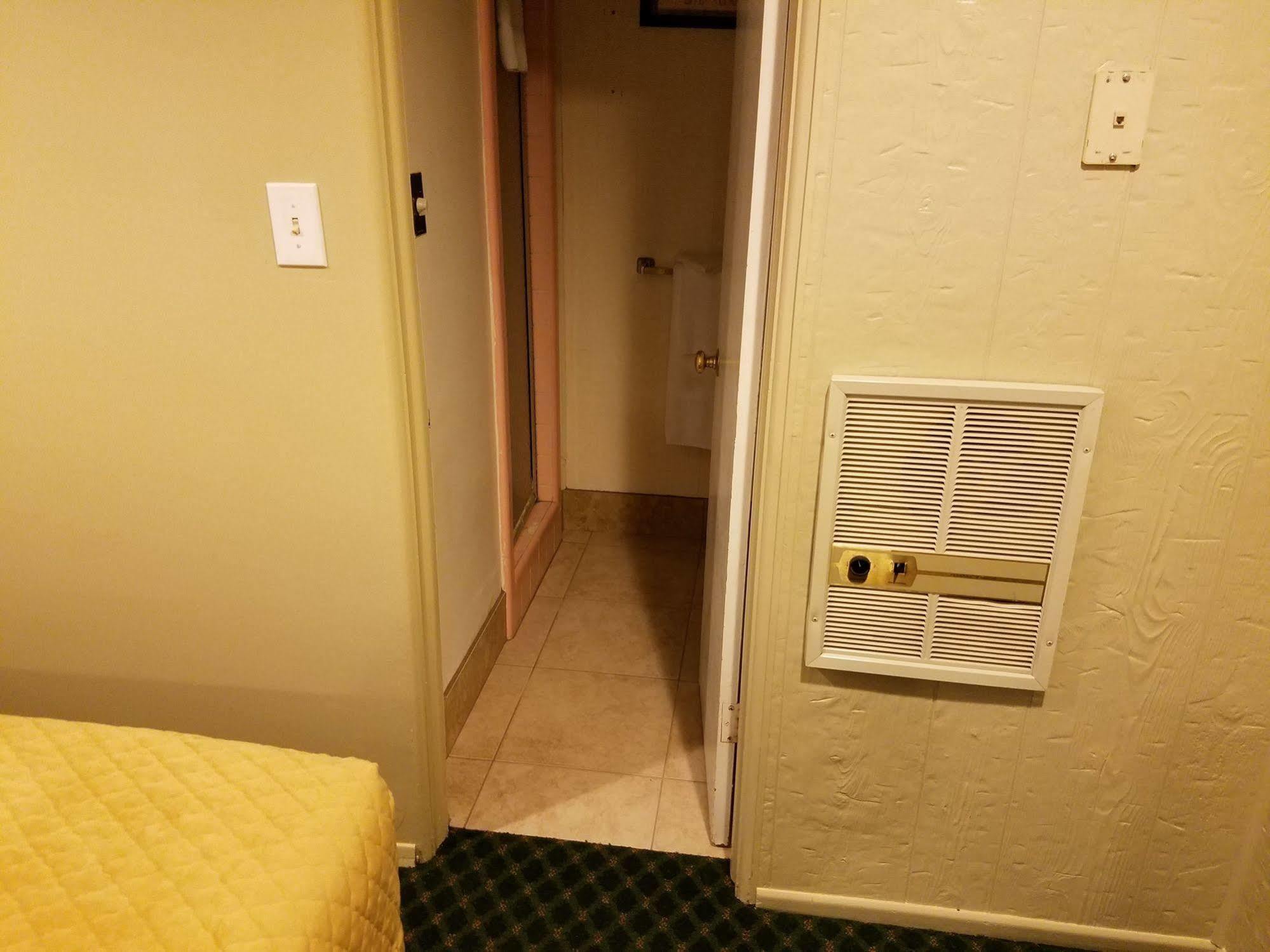 פנגואיץ' Canyon Lodge Motel מראה חיצוני תמונה