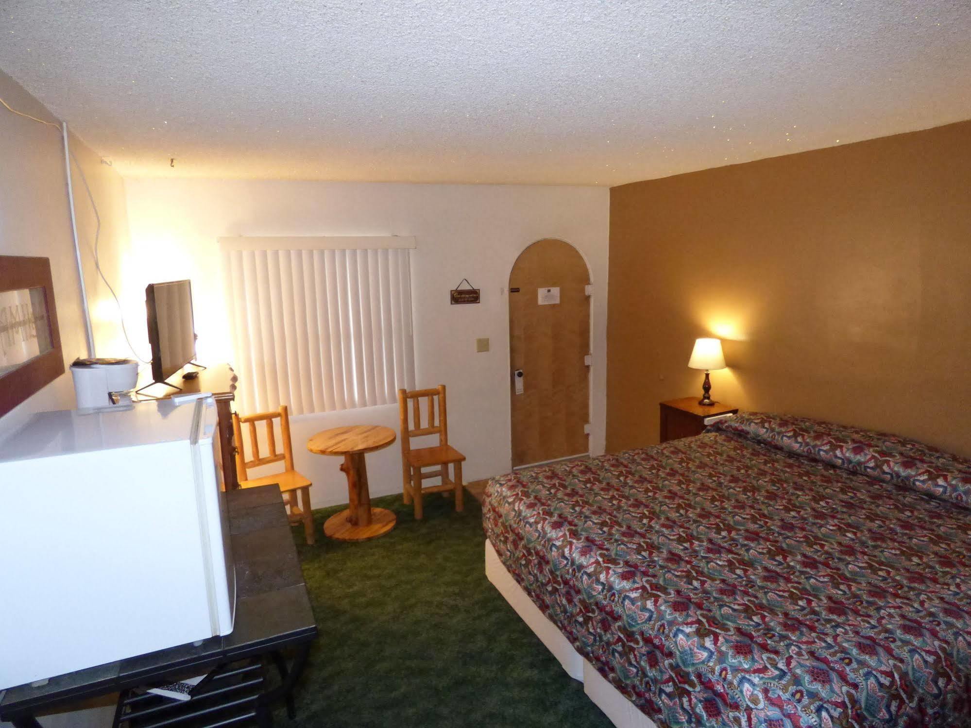 פנגואיץ' Canyon Lodge Motel מראה חיצוני תמונה