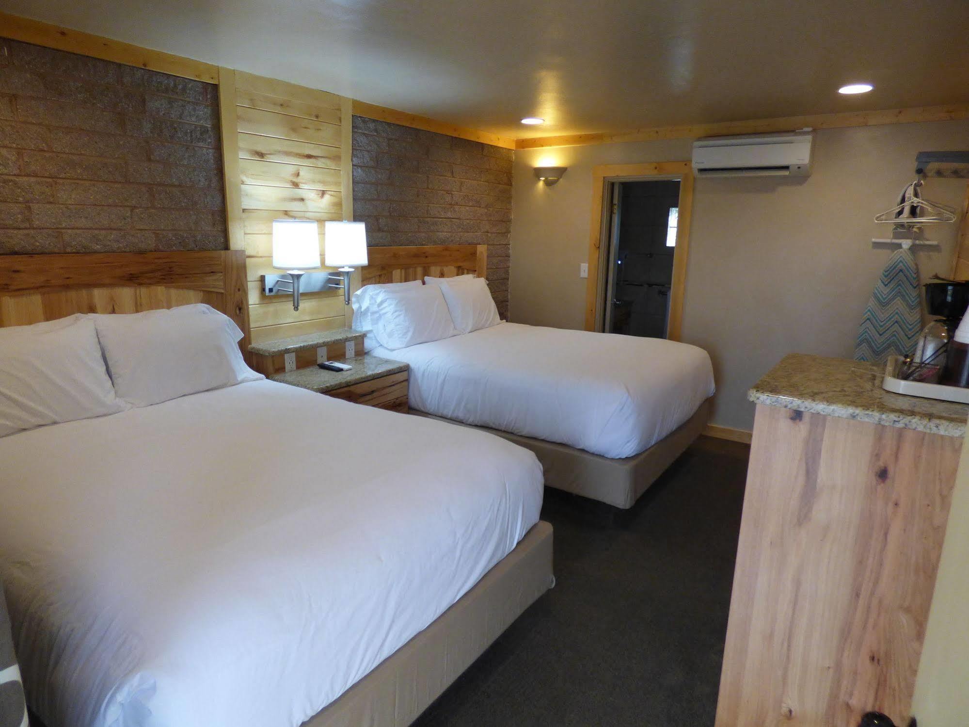 פנגואיץ' Canyon Lodge Motel מראה חיצוני תמונה