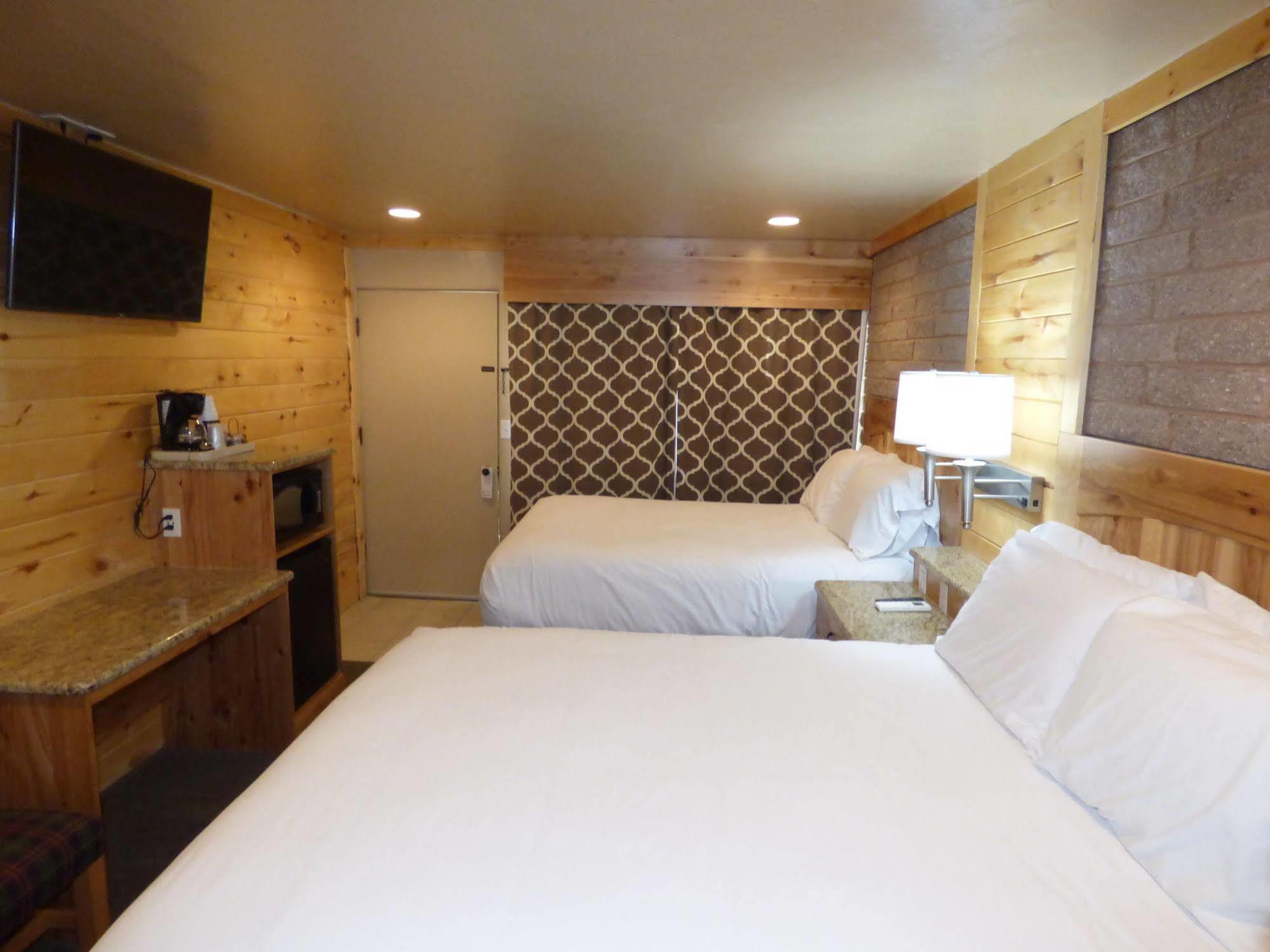 פנגואיץ' Canyon Lodge Motel מראה חיצוני תמונה