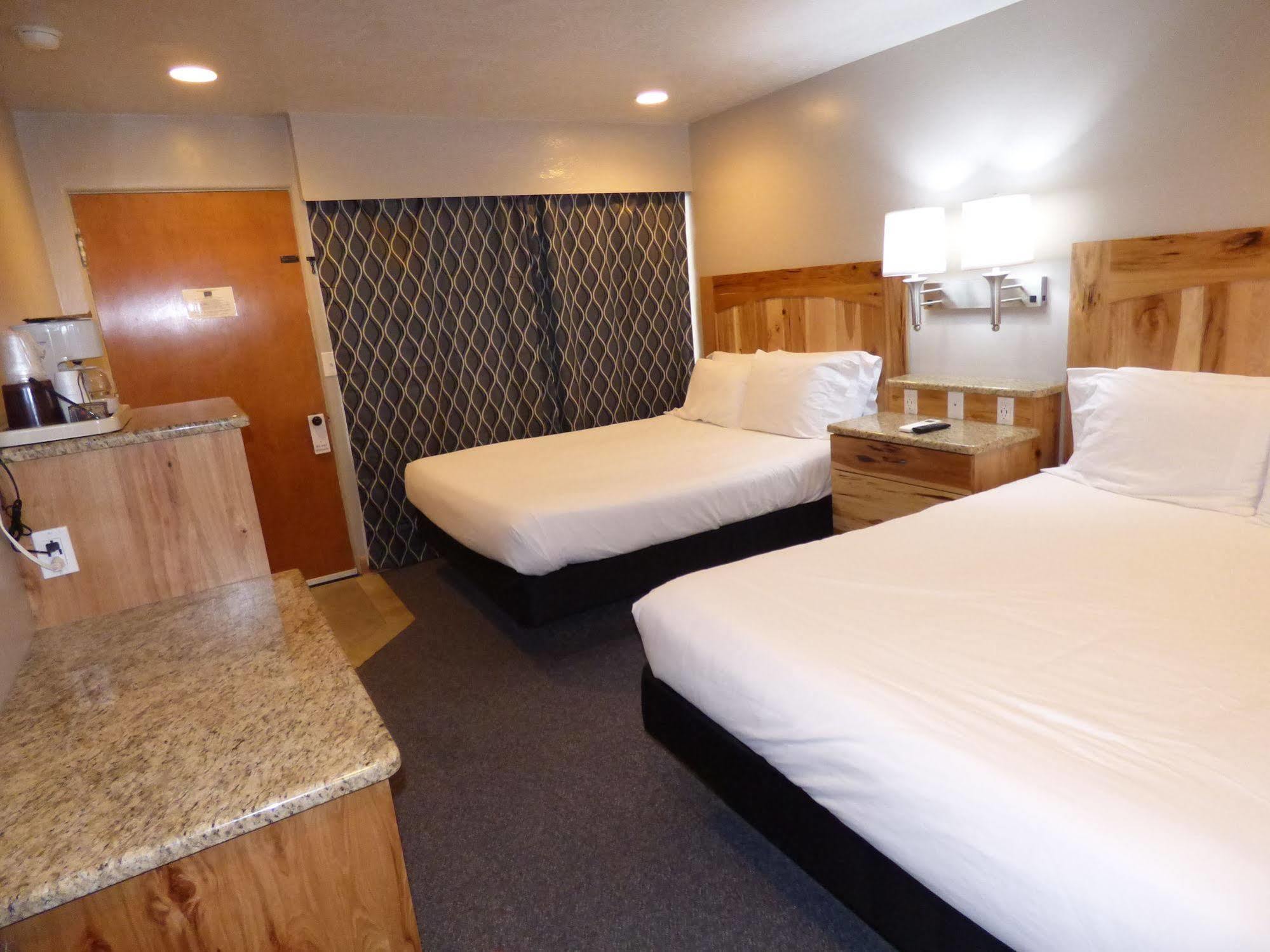 פנגואיץ' Canyon Lodge Motel מראה חיצוני תמונה