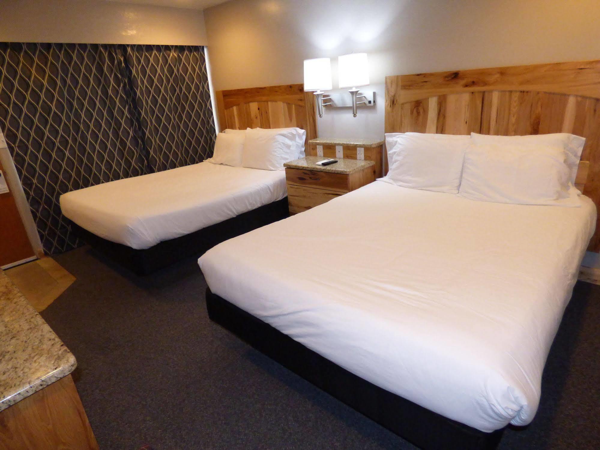 פנגואיץ' Canyon Lodge Motel מראה חיצוני תמונה