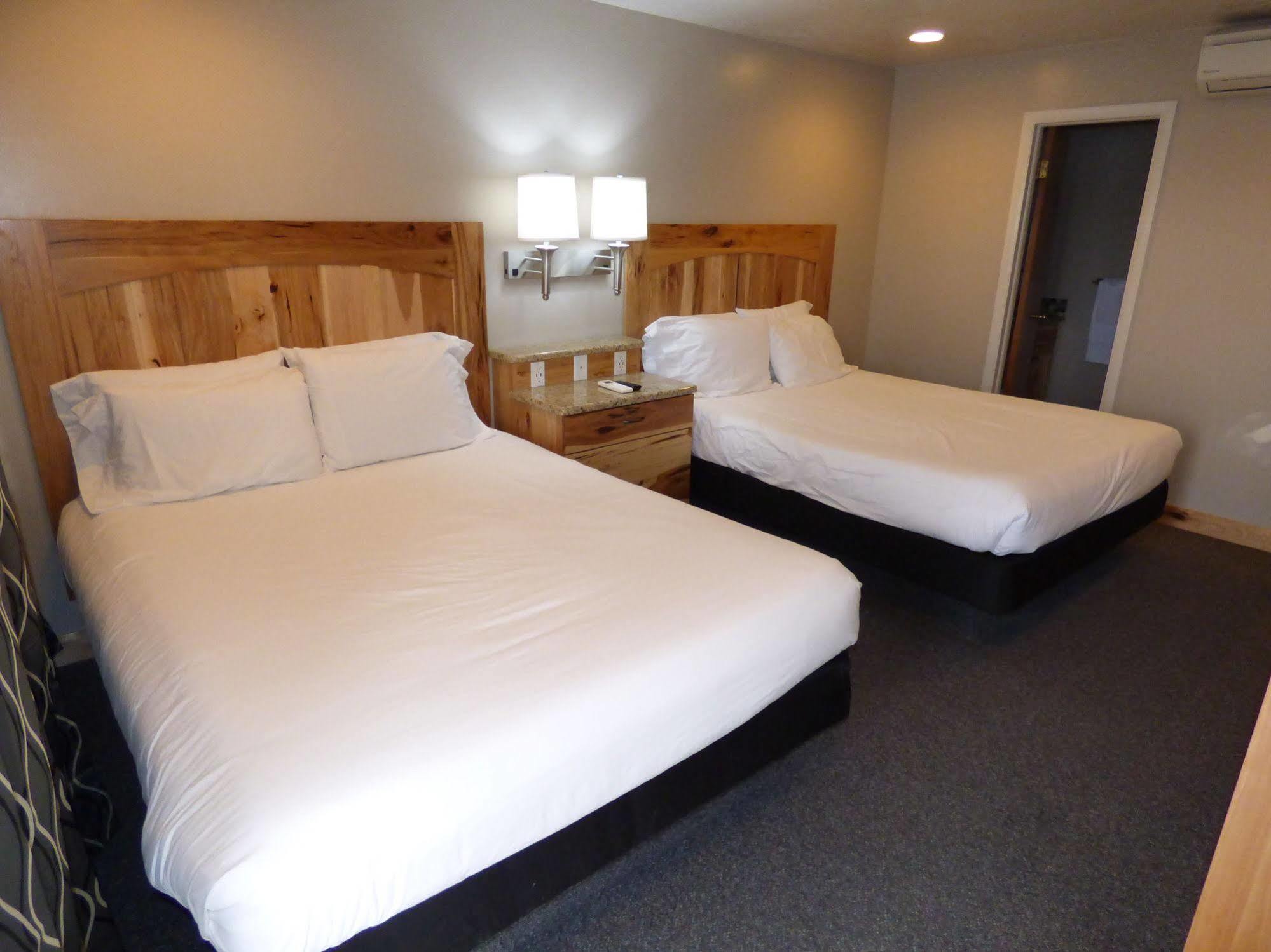 פנגואיץ' Canyon Lodge Motel מראה חיצוני תמונה