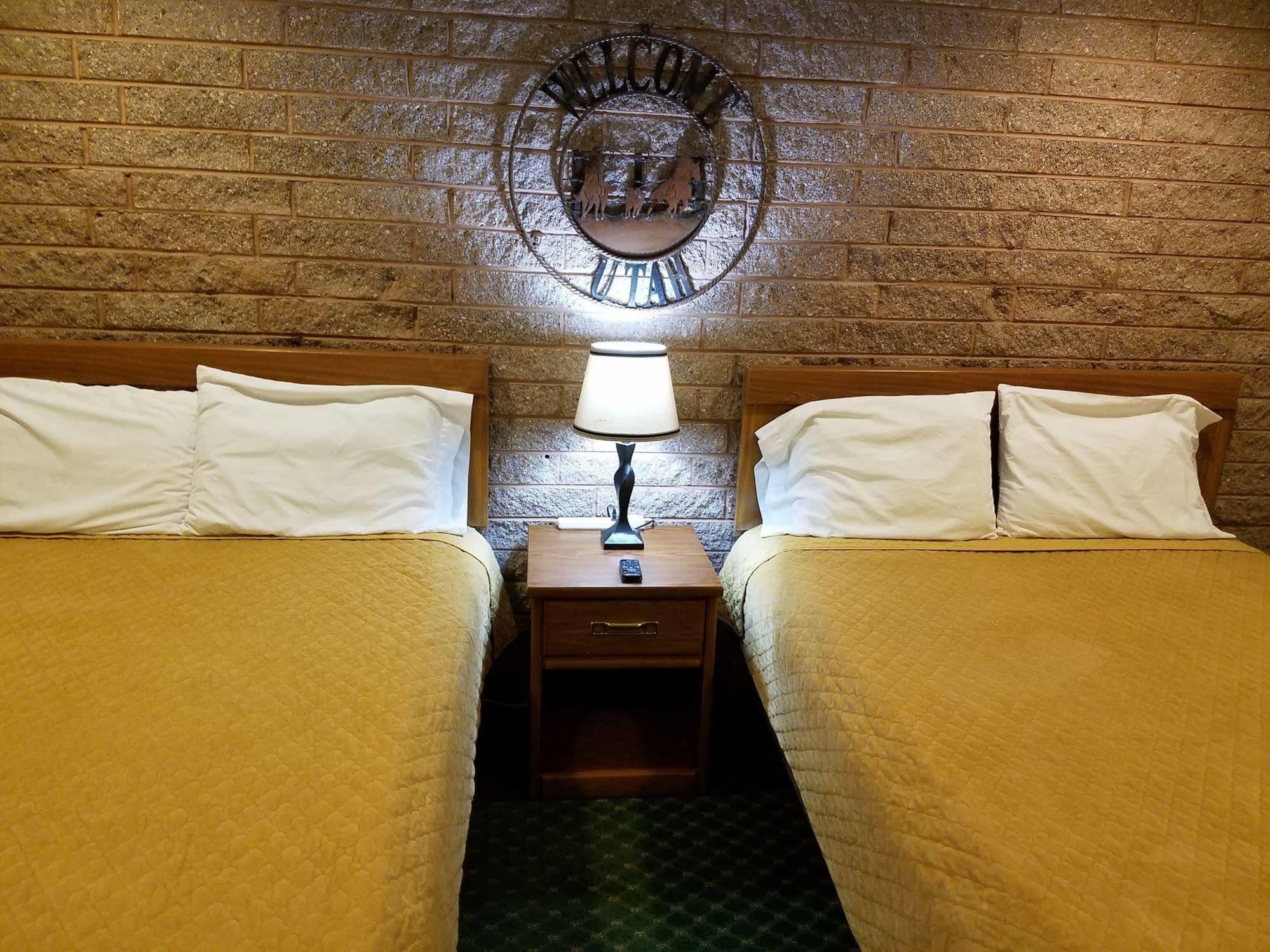 פנגואיץ' Canyon Lodge Motel מראה חיצוני תמונה